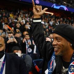 Ronaldinho se la vuelve a jugar al Barça