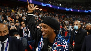 Ronaldinho se la vuelve a jugar al Barça