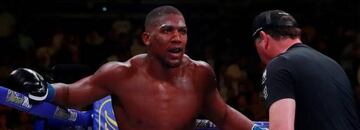 Anthony Joshua se sientea tras el tercer asalto de su combate.