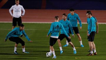 Soccer Football - Real Madrid Training - New York University, Abu Dhabi, United Arab Emirates - December 14, 2017   Real Madrid&#039;s Gareth Bale and Sergio Ramos with team mates during training   REUTERS/Matthew Childs