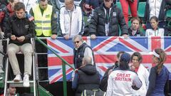 Ilie Nastase es expulsado tras protagonizar incidentes en la pista durante la eliminatoria de Copa Federaci&oacute;n entre Ruman&iacute;a y Gran Breta&ntilde;a.