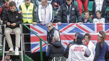 Ilie Nastase es expulsado tras protagonizar incidentes en la pista durante la eliminatoria de Copa Federaci&oacute;n entre Ruman&iacute;a y Gran Breta&ntilde;a.