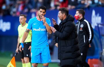 Diego Pablo Simeone charlando con Luis Suárez.