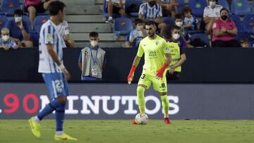 Dani  Mart&iacute;n controla un bal&oacute;n con el pie. 