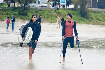 Ibon (derecha), en la playa junto a su amigo Iñaki (izquierda), con quien aprendió a surfear.