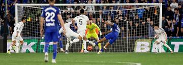 Espectacular la mano abajo que saca el portero belga del Real Madrid a tiro raso con la izquierda de ?lvaro Rodrguez.