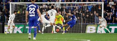 Espectacular la mano abajo que saca el portero belga del Real Madrid a tiro raso con la izquierda de Álvaro Rodríguez.