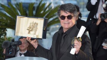 El director Jafar Panahi recibe la Palma de Oro antes de la gala de clausura del Festival de Cannes 2025, a 24 de mayo de 2025, en Cannes (Francia). El Festival de Cannes celebra este a?o su 78? edici¨®n, que comenz¨® el pasado 13 de mayo y termina hoy. Se trata de un festival de cine de categor¨ªa ¡®A¡¯ fundado en 1946 y que tiene lugar de manera anual. Durante el evento, se recompensa, entre otros, a la mejor pel¨ªcula, al mejor director, al mejor actor y a la mejor actriz en una competencia internacional de cine.
24 MAYO 2025;CANNES;CLAUSURA;ACTORES;CINE;DIRECTORES;PEL?CULA;FESTIVAL;GALA;PREMIOS;PALMA DE ORO;
Stefano Spaziani / Europa Press
24/05/2025