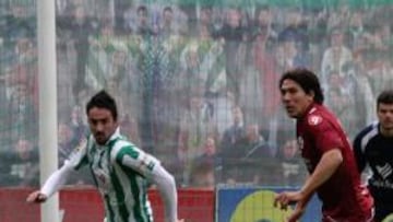<b>PELIGRO. </b>Richy y Raúl Navas vigilan de cerca a Ulloa, protagonista en las ocasiones más claras del Castellón.