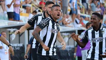 Jugadores del Portimonense celebrando un gol por la Primeira Liga de Portugal