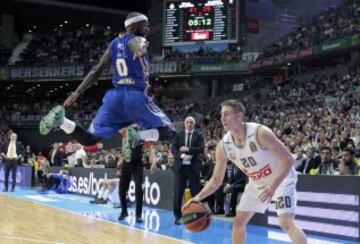 El jugador del Real Madrid Carroll con el balón ante un jugador del Khimki Moscow Region durante un partido de la Euroliga.