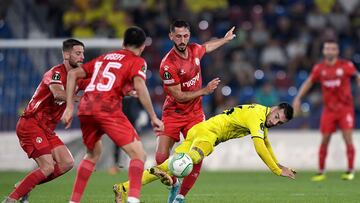 Soccer Football - Europa Conference League - Group C - Villarreal v Hapoel Be'er Sheva - Estadi Ciutat de Valencia, Valencia, Spain - October 27, 2022  Villarreal's Alex Baena in action with Hapoel Be'er Sheva's Sagiv Yehezkal REUTERS/Pablo Morano