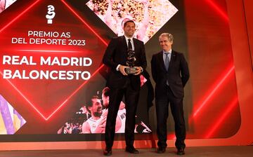 El Real Madrid de baloncesto es galardonado por su conquista de la Euroliga. En la imagen, Felipe Reyes posa con el trofeo junto a Rafael Fernández de Alarcón, director Global Marketing Telefónica.