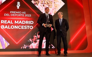 El Real Madrid de baloncesto es galardonado por su conquista de la Euroliga. En la imagen, Felipe Reyes posa con el trofeo junto a Rafael Fernández de Alarcón, director Global Marketing Telefónica.