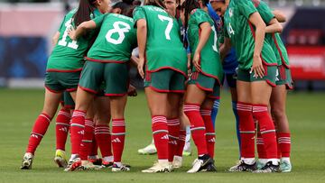 Team Mexico huddle before the game against Argentina during the first half in Group A - 2024 Concacaf W Gold Cu