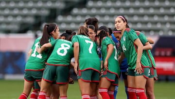 Team Mexico huddle before the game against Argentina during the first half in Group A - 2024 Concacaf W Gold Cu