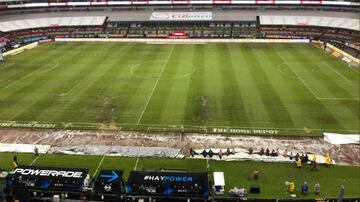 La cancha del Estadio Azteca no luce en buen estado debido a la reciente incorporación de pasto hibrido. El césped no ha tenido tiempo suficiente para desarrollarse de la mejor manera, pues tanto América como Cruz Azul tienen sus juegos de local en Liga MX y Copa MX en dicho inmueble, con promedio de dos juegos por semana. Con el juego de NFL México a unas semanas, es posible que ambos clubes deban buscar una sede alterna para permitir la recuperación del pasto, es por ello que aquí te presentamos algunas opciones en caso de necesitar una casa provisional.