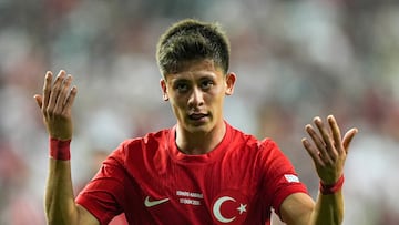 Arda Guler reacciona durante el partido contra Montenegro.