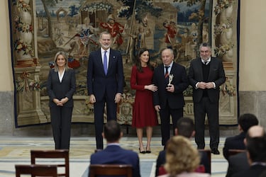 La reina Letizia entrega el Premio Nacional a las Artes y las Ciencias Aplicadas al Deporte 2023 a Pedro Chueca, fisioterapeuta de la selección española de fútbol durante más de dos década, durante la ceremonia de entrega de los Premios Nacionales del Deporte correspondientes a 2023 y 2024.