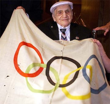 Harry Prieste, con la bandera olímpica que robó en Amberes 1920. 