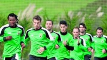 <b>VUELTA AL TRABAJO. </b>La plantilla del Racing se ejercitó en La Albericia por espacio de una hora ante la atenta mirada del cuestionado entrenador gallego.