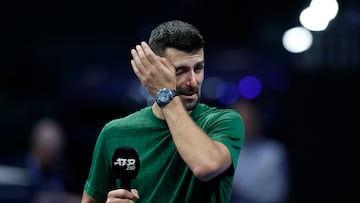 Novak Djokovic llora durante el homenaje a su exentrenador, Nikola Pilic.