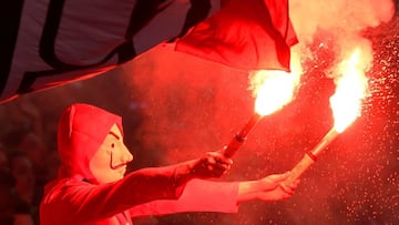 Rennes &#039;supporter uses holds up lit flares during the French L1 football match Rennes against Montpellier on May 19, 2018 at the Roazhon Park stadium in Rennes, western France. / AFP PHOTO / DAMIEN MEYER