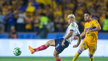 Juan Pablo Vigón intenta quitarle el balón a Germán Berterame durante el partido de ida de las Semifiales del Clausura 2023.