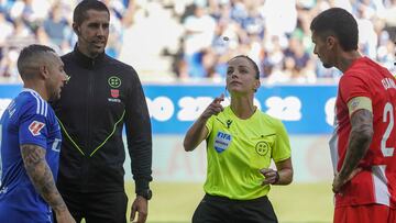 OVIEDO, 13/10/2024.- Marta Huerta de Aza, del comité tinerfeño, es la encargarda de arbitrar el partido que el Real Oviedo y el Almería disputan este domingo en el estadio Carlos Tartiere de Oviedo. EFE/Paco Paredes