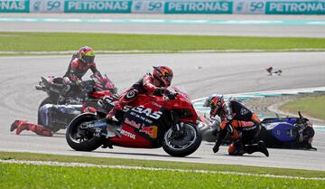 Brad Binder tratando de ponerse de pie tras su grave caída.