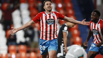 Gerard Valent&iacute;n, del Lugo, celebra uno de sus goles.