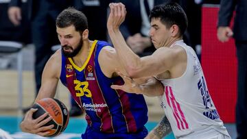 Gabriel Deck defiende a Nikola Mirotic en un partido de la Euroliga entre el Real Madrid y el Barcelona.