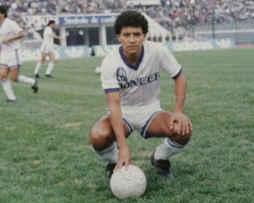 También destacó en la selección de su país y por su paso en Deportes Iquique entre 1988 a 1990.