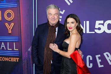 La relación entre Alec Baldwin e Hilaria Baldwin comenzó en 2011, cuando se conocieron en un restaurante de Nueva York. Su conexión fue inmediata, y en 2012 se casaron en una ceremonia íntima. A pesar de la diferencia de edad de 26 años, han formado una familia sólida y tienen siete hijos juntos.

Hilaria, cuyo nombre real es Hillary Lynn Hayward-Thomas, ha estado en el centro de la polémica por haber afirmado durante años que era española, cuando en realidad nació en Boston, Massachusetts. Este detalle generó controversia en 2020, cuando se descubrió que su historia sobre sus orígenes no era del todo cierta.