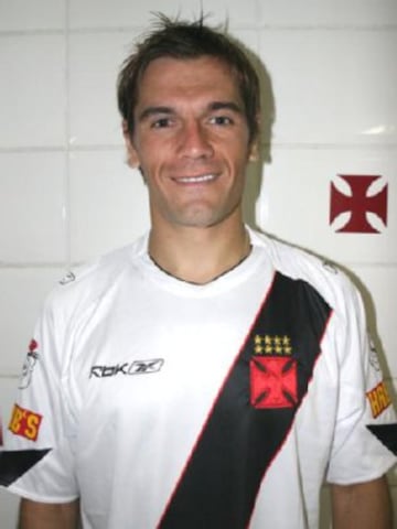 Alcanzó a estar sólo un semestre en el Vasco da Gama (2008). Jugó sólo tres partidos y no anotó. De ahí emigró a Uzbekistán.  