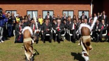 <b>CON DANZAS TRIBALES.</b> Así recibieron a la Selección a su llegada ayer por la mañana a su lugar de concentración, Potchefstroom. Ninguno perdió detalle del singular baile.