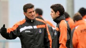 <b>REFLEXIONANDO. </b>Míchel y su segundo, Víctor, dialogando en el entrenamiento de ayer.