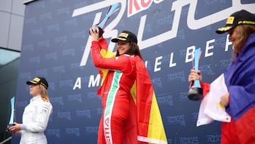 Marta García, en el podio de la Carrera 1 de Austria de la F1 Academy junto a Nerea Martí.
