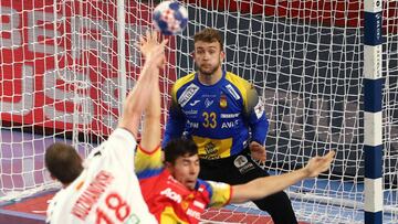 Handball - Men&#039;s EHF European Handball Championship - main round Group II - Macedonia v Spain - Arena Varazdin, Varazdin, Croatia - January 21, 2018. Goalkeeper Gonzalo Perez de Vargas of Spain in action. REUTERS/Antonio Bronic