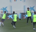 Barcelona: Aleix Vidal nutmegs Rafinha Alcántara in training