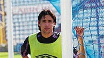 <b>ARGENTINA</B>. Me estoy adaptando: aquí mojan el césped y la pelota sale muy rápida, allí se juega más lento.