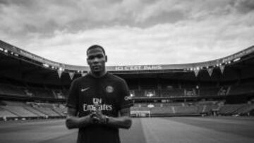 11/09/15 KEVIN DURANT JUGADOR DE LA NBA CON LA CAMISETA DEL PARIS SAINT GERMAIN PSG