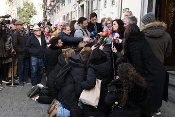 La hija y el hermano de la actriz, María Isasi y Ángel Paredes, atienden a los medios a la salida de la capilla ardiente de Marisa Paredes en el Teatro Español.