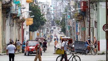 -FOTODELDIA- HAB101. LA HABANA (CUBA), 18/06/2020.- Tr&aacute;fico de personas y veh&iacute;culos este jueves por uno de los barrios de La Habana (Cuba). El gobierno cubano report&oacute; 15 nuevos casos positivos al coronavirus, todos de la capital, para