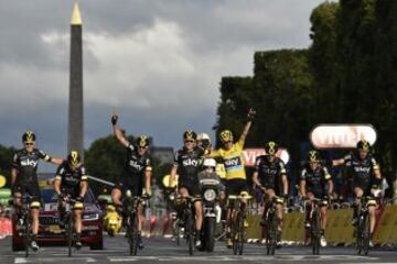 Chris Froome acompañado de su equipo, el Sky, pasando la línea de meta.