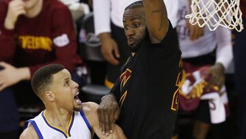 LeBron James trata de taponar un lanzamiento de Stephen Curry.