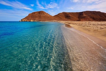 La Playa de los Genoveses, de dunas de arena fina y dorada, es un destino paradisiaco.