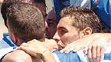 <b>POR TRES VECES</B>. Los jugadores del Espanyol se abrazaron conforme iban marcando.