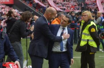 Zidane y Valverde se saludan. 