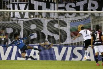 Esteban Paredes marca el primer gol de penal.